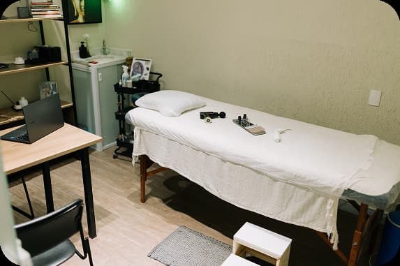 Interior da sala de tratamento da Clínica Rejane Costa – acupuntura oncológica em Tijuca, Rio de Janeiro